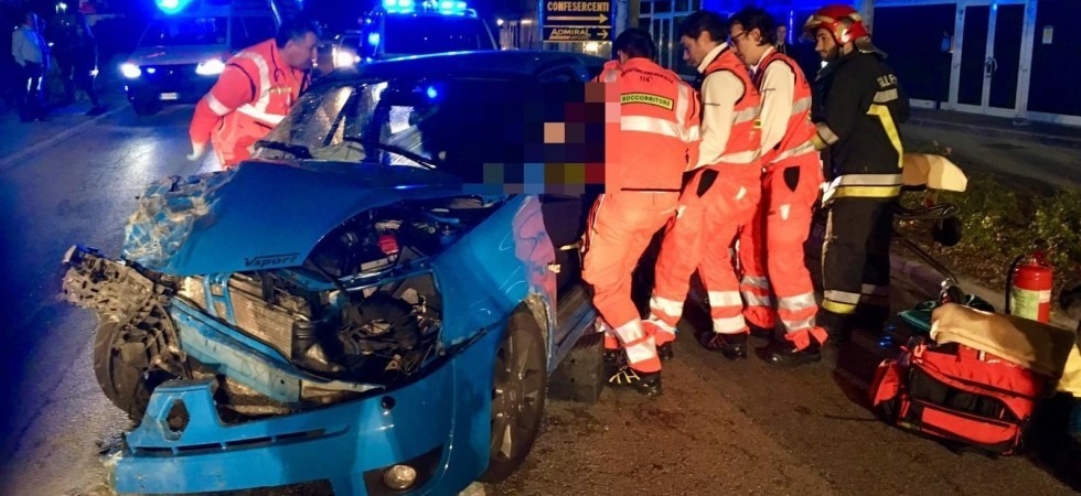 Trento, violento scontro tra auto e furgone, feriti due giovani